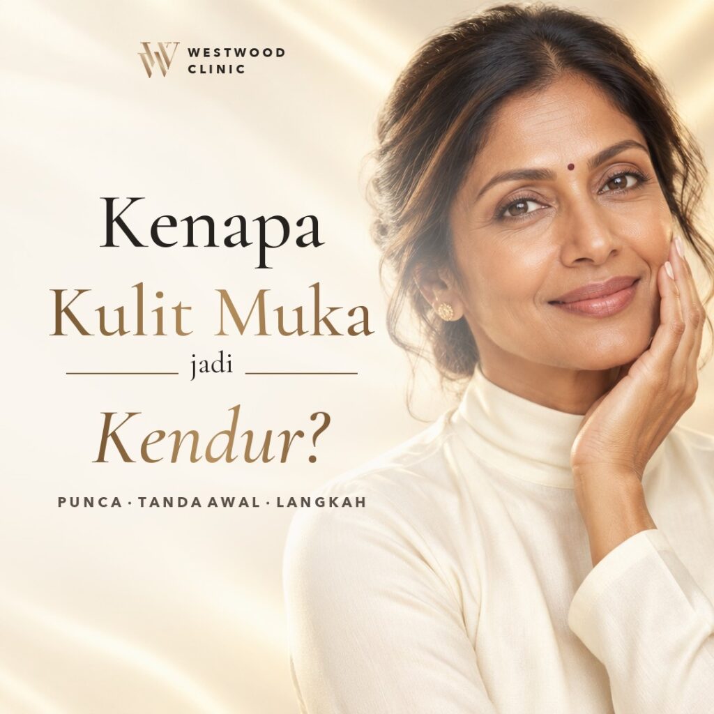 Wanita tersenyum sambil menyentuh pipinya